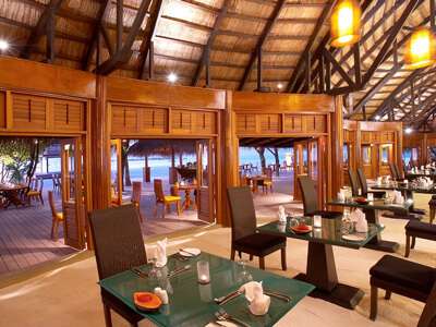 Angsana Velavaru dining area
