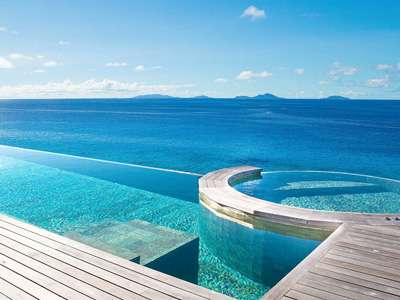 Fregate Island infinity pool with jacuzzi