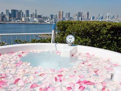 Hilton Tokyo Odaiba Terrace Suite jacuzzi with blossoms