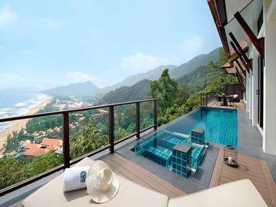 Lang Co Seaview Hill Pool Villa infinity pool and jacuzzi