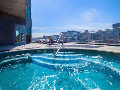 Hotel Le Crystal Montreal outdoor jacuzzi with city views