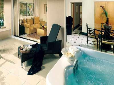 Out of the Blue Luxury 4-bedroom suite jacuzzi