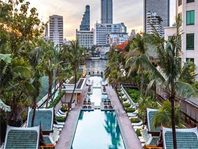 Peninsula Bangkok swimming pool