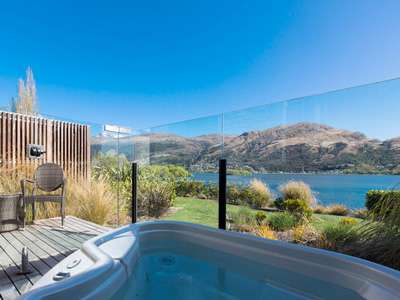 Queenstown Hilton relaxation room jacuzzi