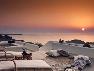 Santo Maris Oia deluxe suite jacuzzi with sunset view