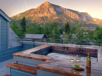 Scarp Ridge Lodge rooftop outdoor hot tub