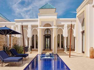 Banyan Tree Tamouda Bay patio with pool and integrated jacuzzi